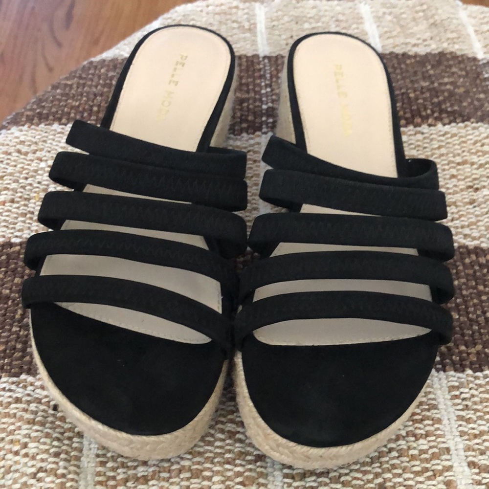 Pelle Moda velvet back and cream size 6.5 platform sandals